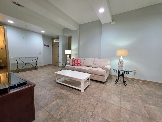 Building Photo - Ground floor 2/2 at The Enclave at Oak Hill