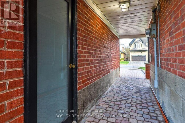 Building Photo - 136 Regina Ave