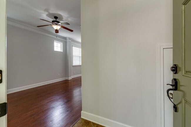 Building Photo - 531 St Jules Ln