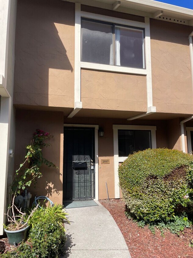Foto principal - 2 Bedroom 1.5 bath Townhome!