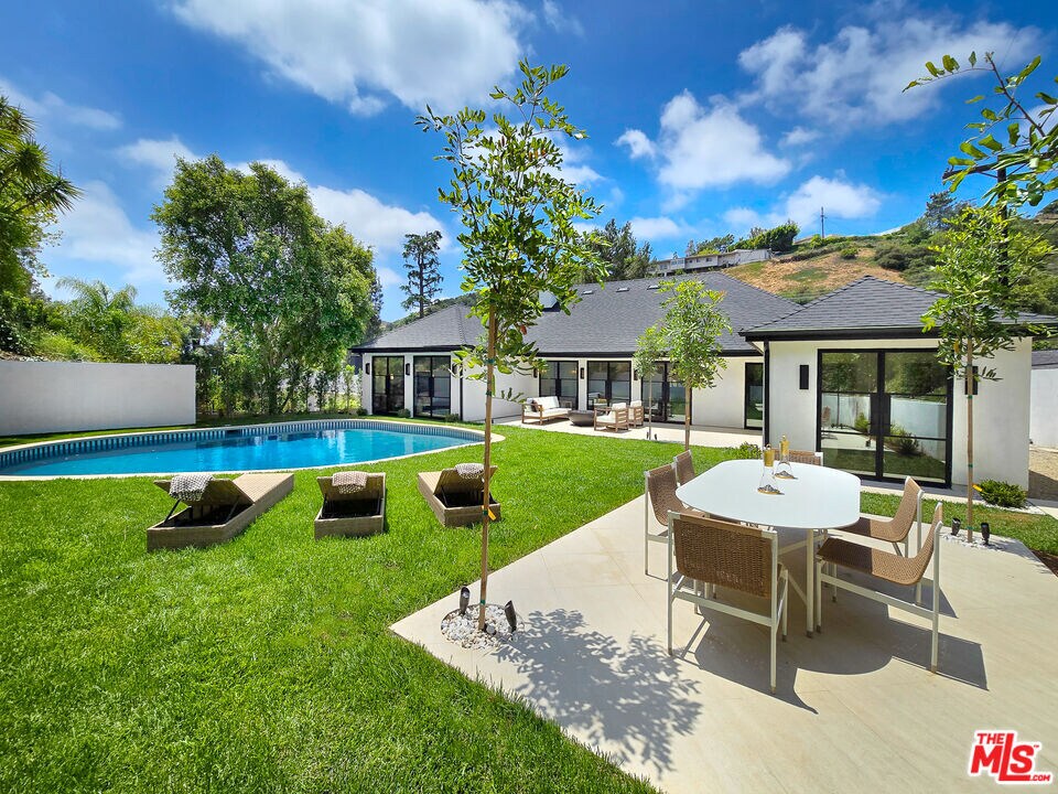 Foto principal - 2288 Coldwater Canyon Dr