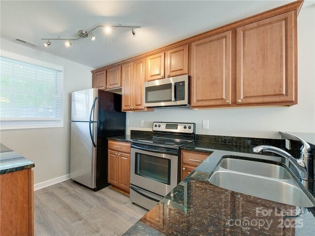 Building Photo - 1344 Green Oaks Ln