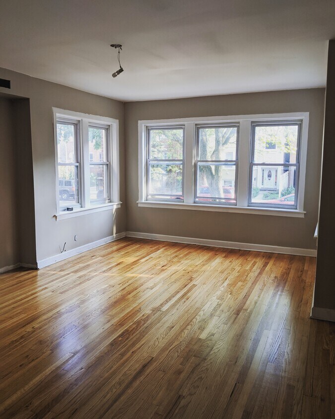 Sala de estar - 3744 W Eastwood Ave