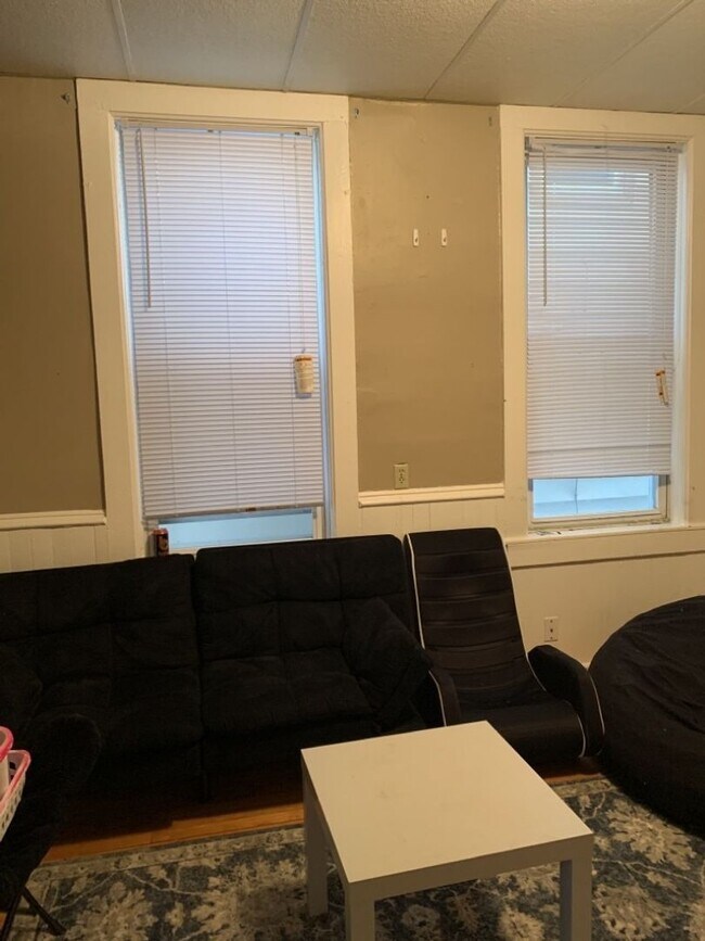 Foto del edificio - 830 E 6th St