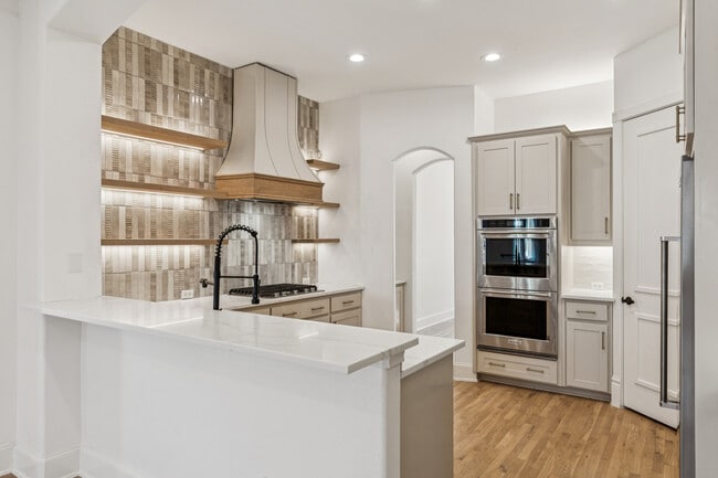 Foto del edificio - 6139 Belmont Ave