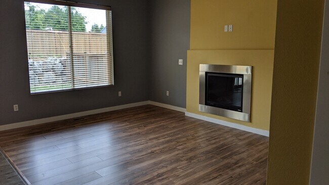 Building Photo - 3 BD house for rent in a quiet and conveni...
