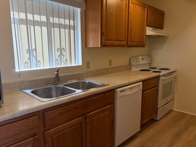 Cocina - 706 E Linden St