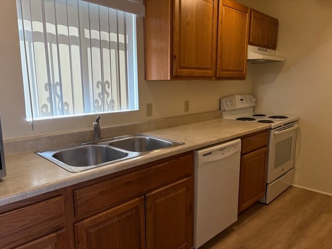 Kitchen - 706 E Linden St