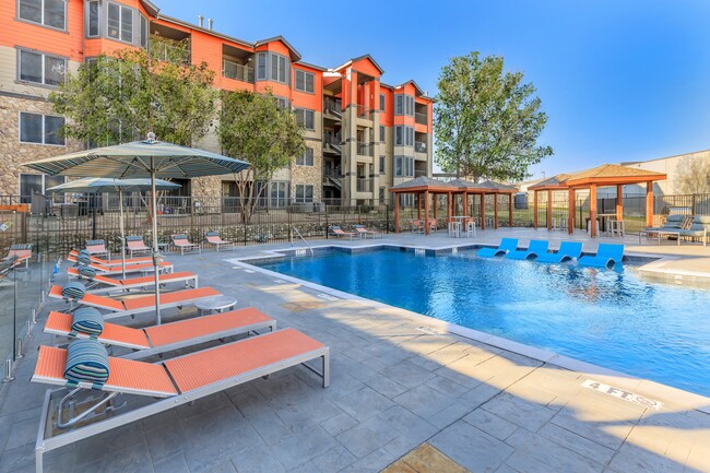 Vivienda de lujo junto a la piscina en Ovation Apartments en Austin, TX - Ovation Apartments