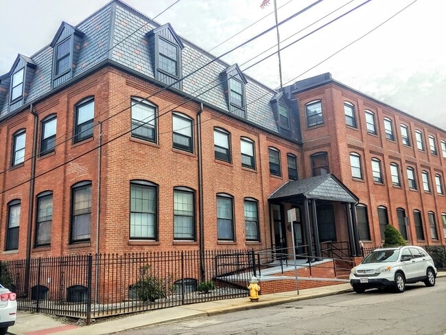 Building Photo - 10 Weston Ave