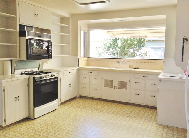 Building Photo - Lovely 3 Bedroom 2 Bath Single Story in Hollister