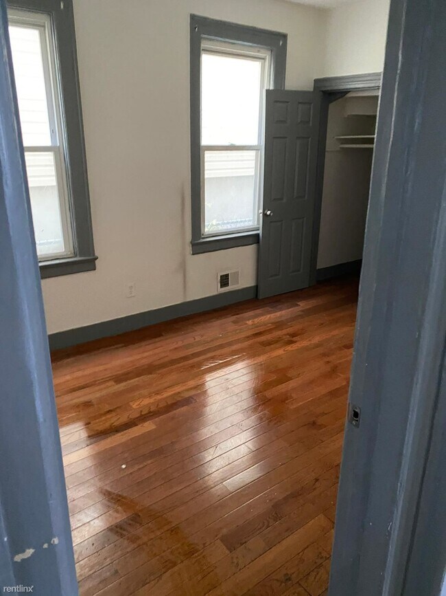 Building Photo - 3 br, 1 bath Condo - 576 Hawthorne Ave Apt 1