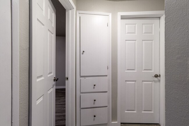 Building Photo - ** RENT CREDIT MOVE IN SPECIAL **Beautiful...