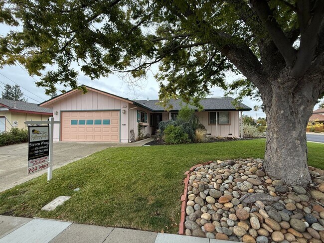 Foto del edificio - Single Story Home in Quiet Neigbhorhood Ne...