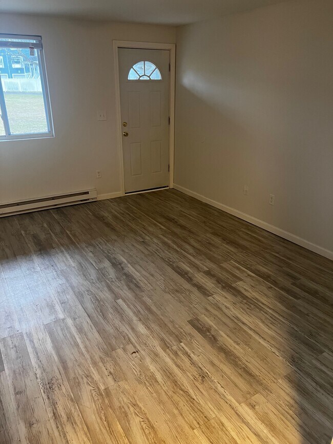 Foto del edificio - 131 Cosey Beach Ave