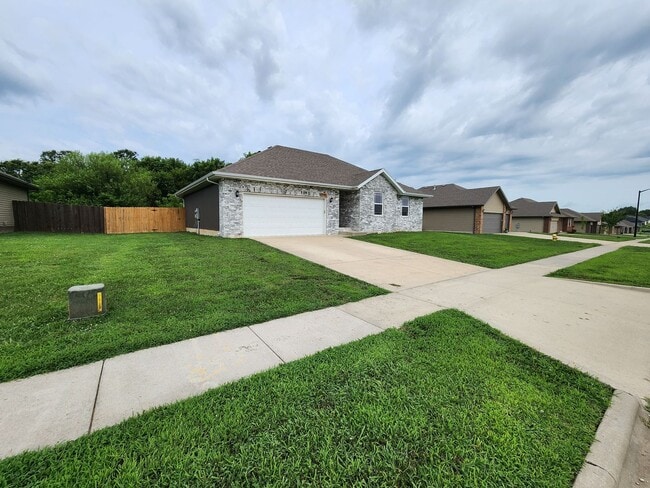 Building Photo - Spacious 3-Bedroom, 2-Bathroom Home AVAILA...