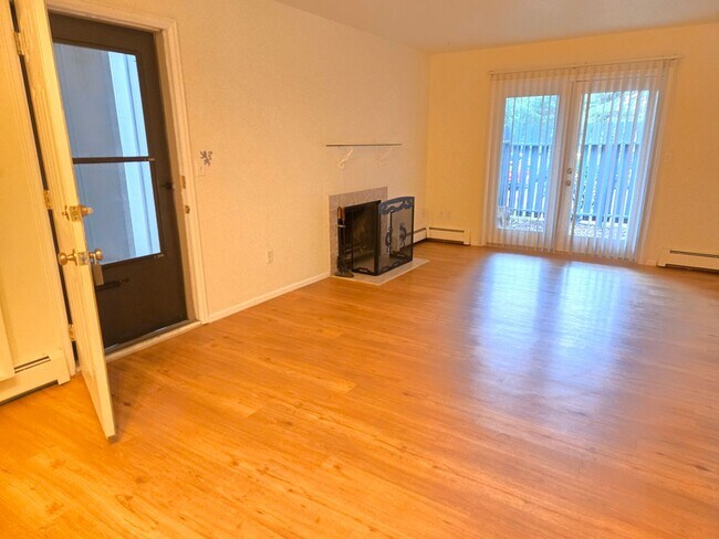 Foto del edificio - Fresh 1st floor 2 bedroom 1 bath condo in ...