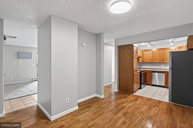 Foto del edificio - 400 Shelard Pkwy