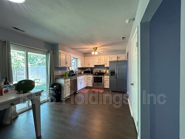 Building Photo - 1652 Fairfax Dr