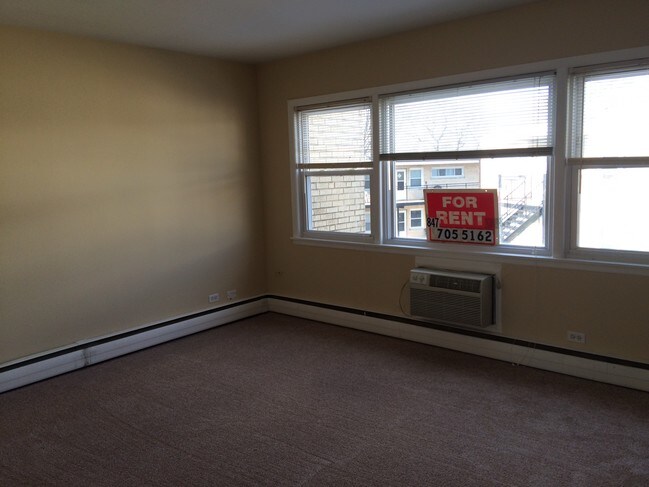 Living room - 1107 W Hawthorne St