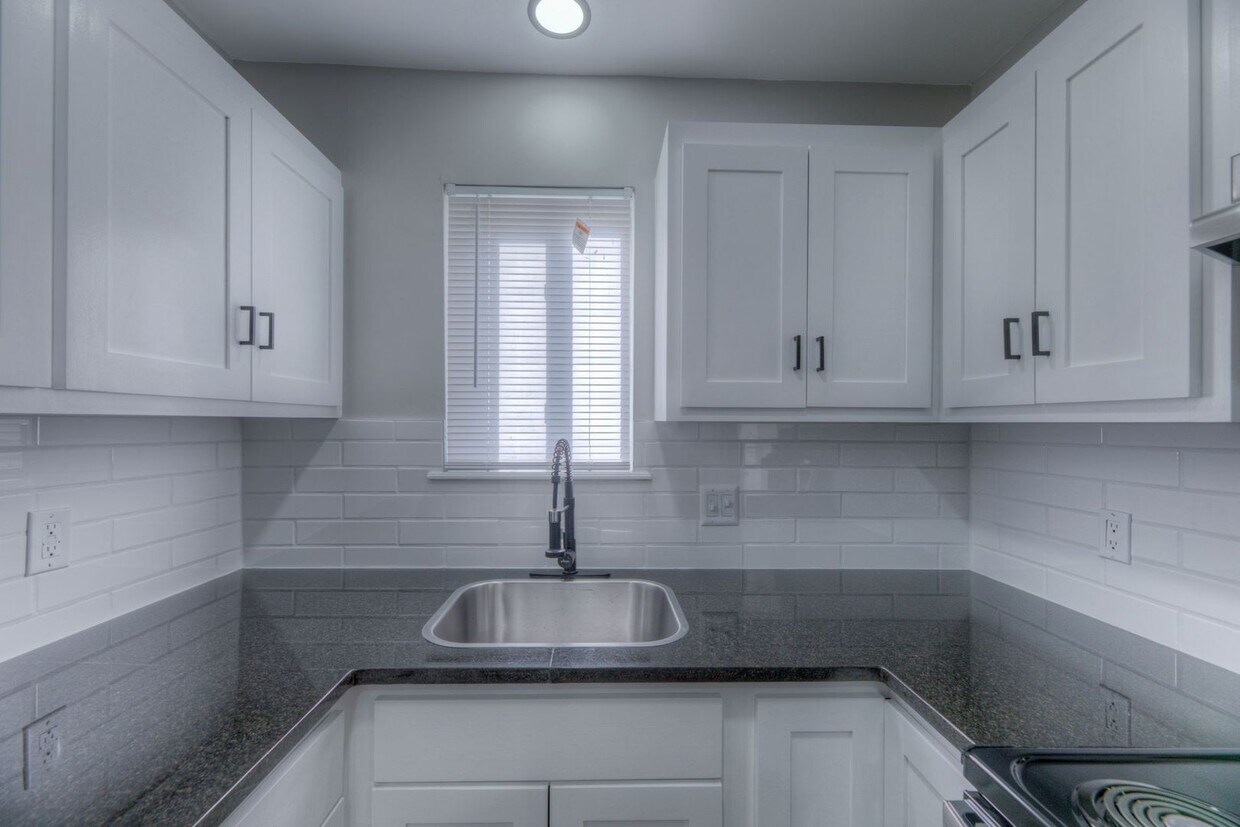 Primary Photo - Windsor Village Townhomes