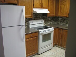 Building Photo - 839 Village Dr