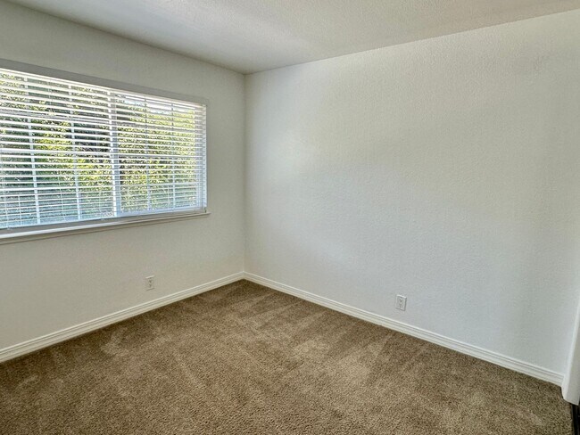 Foto del edificio - Remodeled Condo Near Transit