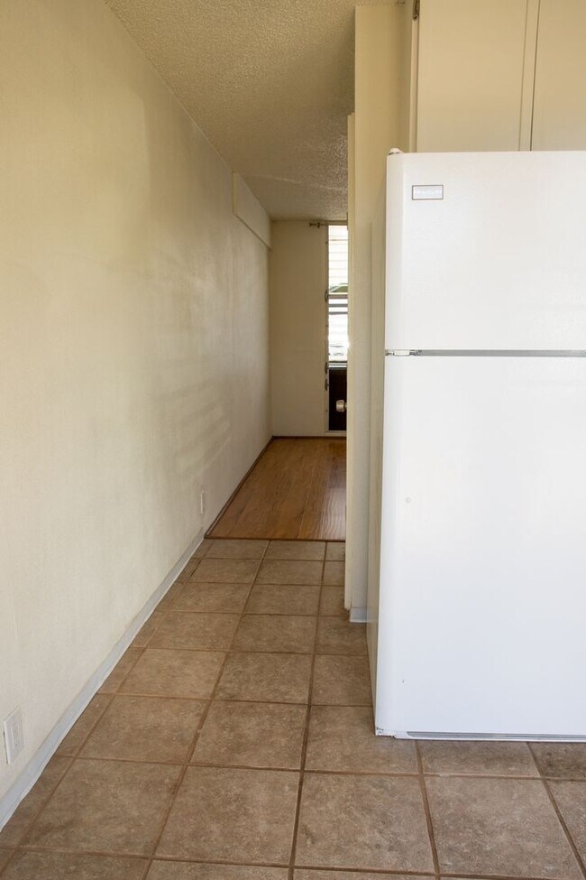 Foto del edificio - 2 BR/ 1 Bath Low- rise Apartment