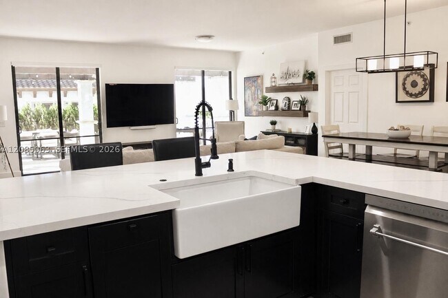 Foto del edificio - 8390 SW 72nd Ct