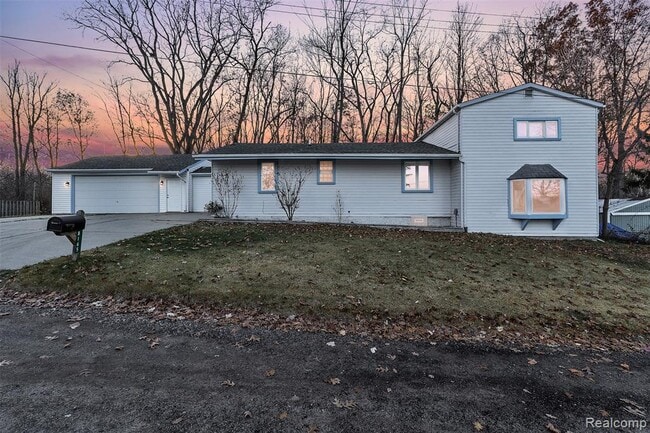 Foto del edificio - 8165 Leonard Dr