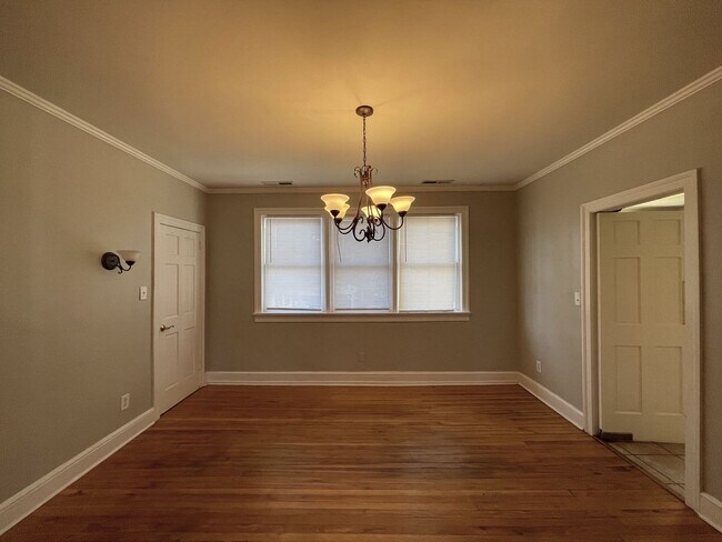 Building Photo - Beautiful Two Bedroom Apartment on Ridge Ave.