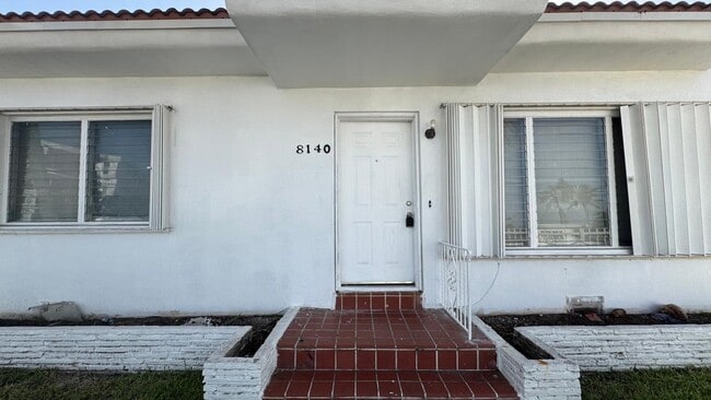 Foto del edificio - 8140 Crespi Blvd