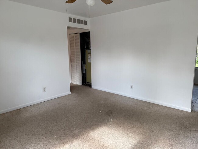 Foto del edificio - 3 bedroom 1 bath, fenced in back yard, one car attached garage