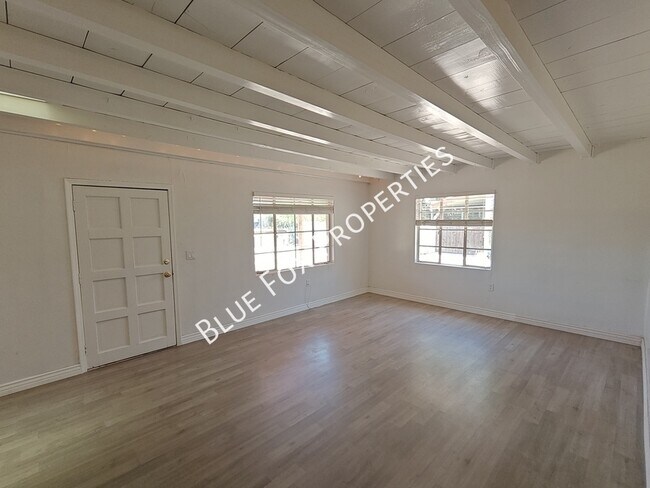 Foto del edificio - 2233 N Isabel Blvd