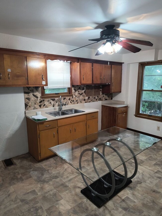 Building Photo - Beautiful 4-bedroom Single Family Home in ...