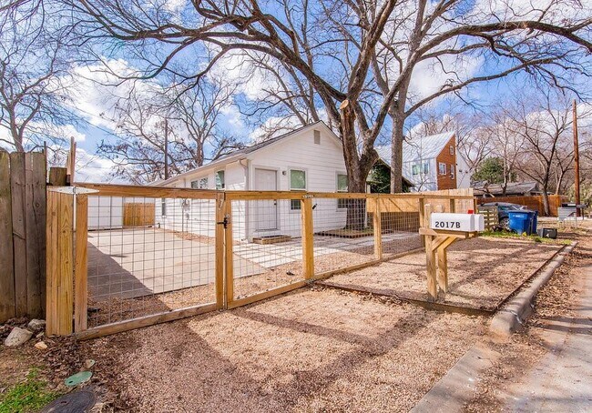 Building Photo - 2017 Riverview St