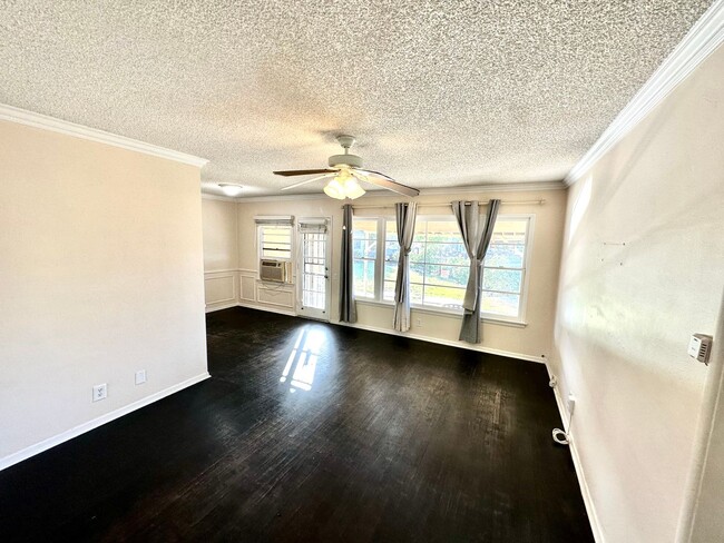 Building Photo - 3 Bedroom and 1 Bathroom SFH with spacious...