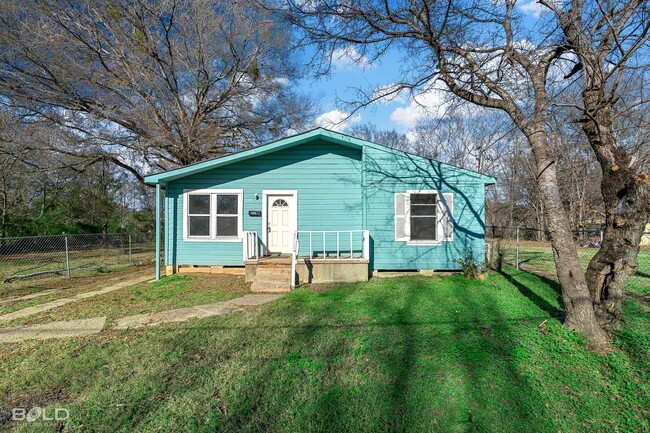 Building Photo - 5 BEDROOM 2 BATH