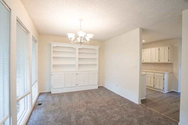 Building Photo - Spacious Brick Ranch in Union School Distr...