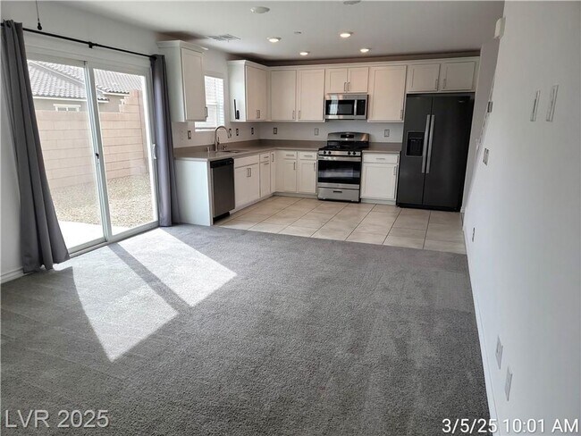Building Photo - OUTSTANDING TOWNHOME IN GATED HENDERSON CO...