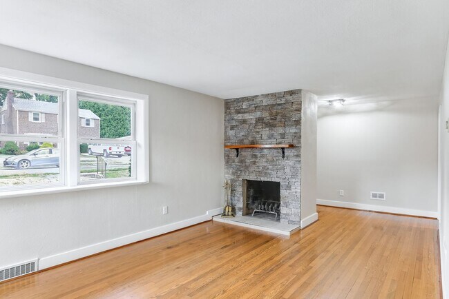 Foto del edificio - Two bedroom, one bathroom detached home