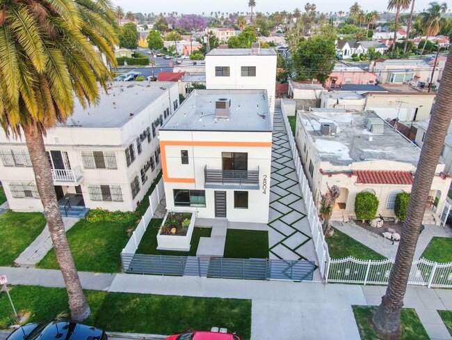 Building Photo - 2804 S Palm Grove Ave