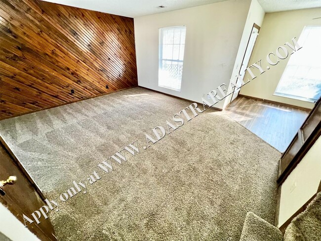 Building Photo - Nice 2 bedroom 2 bath townhome in Raytown-...