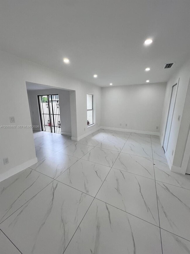 Building Photo - 3632 SW 112th Ave