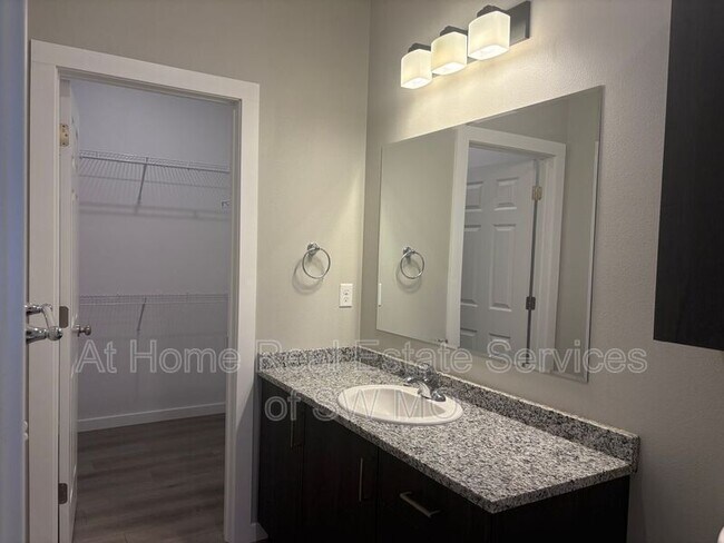 Foto del edificio - 1374 S Shayla Ave