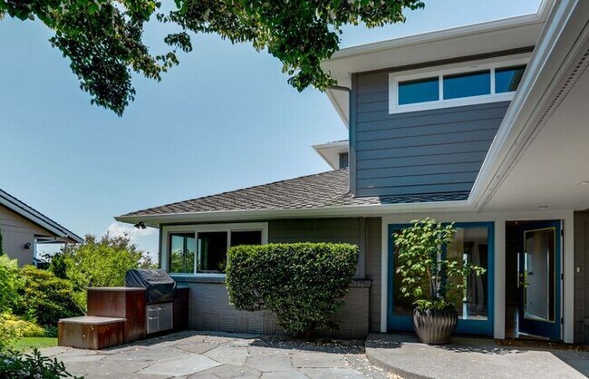 Building Photo - Marine View Drive Executive View Home
