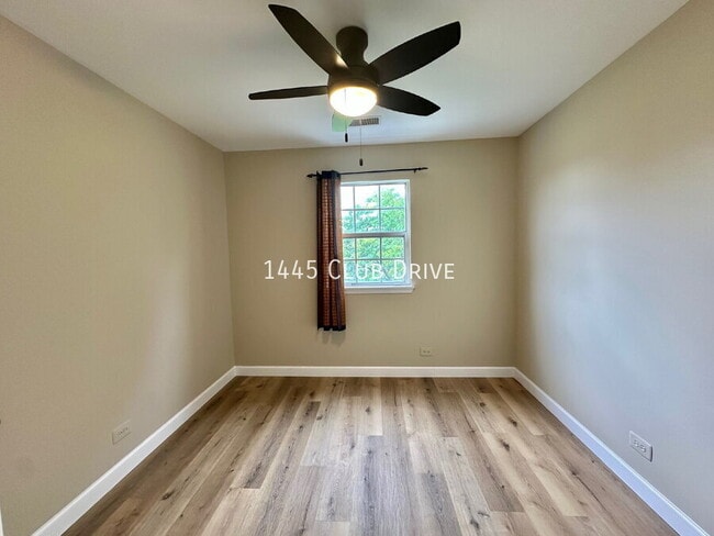 Building Photo - 1445 Club Dr