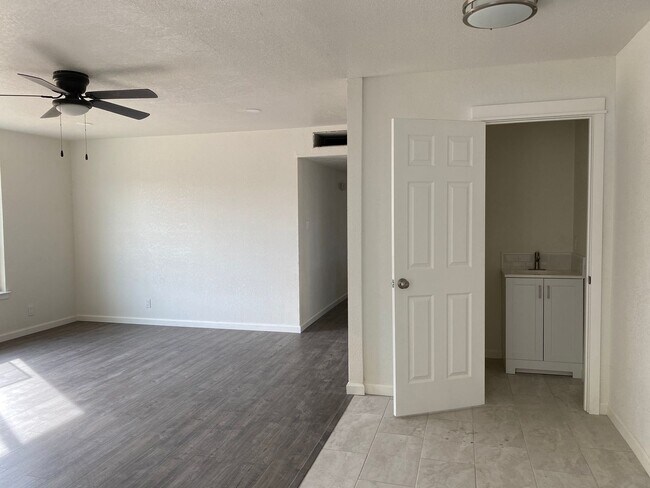 Building Photo - 4 Bedroom 2.5 Bath Home