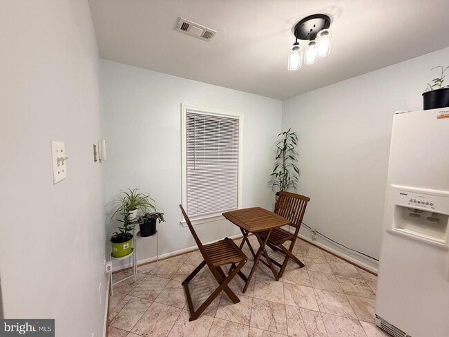 Foto del edificio - 4924 Van Walbeek Pl