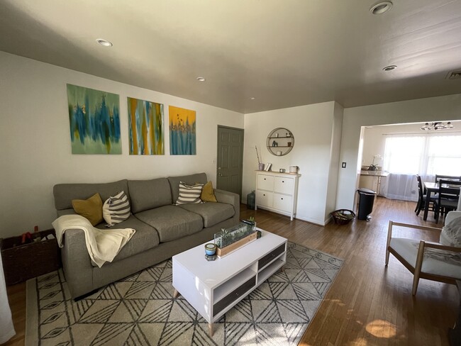 Foto del edificio - 5866 Bowcroft St